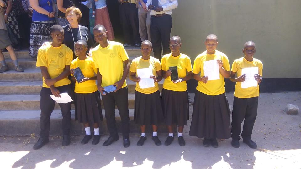 Mwadui Secondary School receives gifts of Kindle Fires  from American students